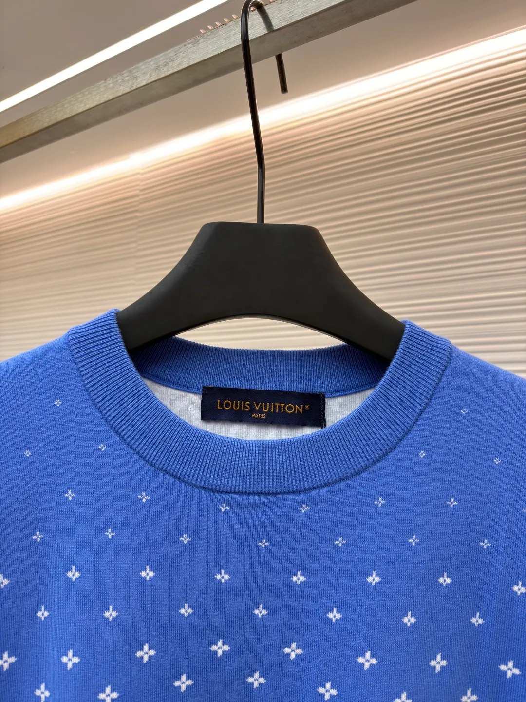 LOUIS VUITTON Snowy Woolen Short Sleeves ●Original version: Purchased and developed at 8850 ●Item number: 1681574-A55 ●Fabric: combed cotton fabric ●Technology: woolen fabric ●Color: blue ●Version: fitted version ●Weight: about 360 grams ●Size: XS-S-M-L ●Description: The wool material is made of [60/2 high count and high density (100% fully combed cotton yarn) yarn]. From a technical point of view, combed cotton will clean up excess impurities during the production process, making the woven items look smoother and high-end; compared to pure cotton, combed cotton is less prone to fluffing and pilling; pure cotton clothes are good, but there is a lot of rayon. Although the quality is not easy to pill, it is easy to shrink and deform; compared with pure cotton fabrics, combed cotton fabrics are more comfortable to wear and breathable, but the texture, washability, deformation resistance and wear resistance of combed cotton fabrics are much higher than pure cotton, and the texture of combed cotton fabrics is finer than that of ordinary pure cotton. The unit price of the yarn is high, and the quality is higher. The fabric pieces are woven using [a 47W imported Stoll 16-needle ultra-fine machine from Germany], which is woven at a parallel and even speed with reference to the original two-color jacquard structure. [It takes 270 minutes to knit one piece]. During the weaving, [3 sand spits] are used to alternately knit back and forth. The number of knitting rows for a single front garment hanging wool is as high as 6352 rows; Only after the inspection can we carry out [seam selection], [washing], [hand-made original main label], wash mark, details including the height of the wash mark, stitching method, and final ironing. Only after the general inspection can we package and ship. It will not be like those ordinary computerized flat knitting machines. In order to rush the goods, the speed is turned to the limit, and the stitches of the knitted garments are different in size, code and pattern. The overall wiring is straight and delicate, the fabric is comfortable and soft, and the color is consistent without color difference. It can be matched with the same style to create a fashionable look and control various occasions. Customized accessories, complete with three standards, same style for men and women!